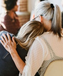 people-support-each-other-in-a-rehab-session-X6RN8PK1.jpg people-support-each-other-in-a-rehab-session-X6RN8PK1.jpg